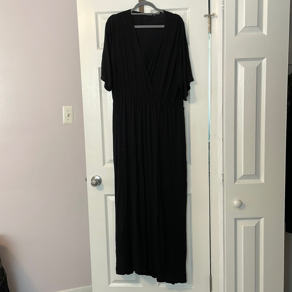 BooHoo sz 20 black maxi dress. Short sleeve, high slit